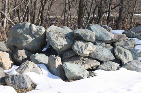 Kamenclub.ru: Гранит скальник (серо-зеленый) фр. 500-1500 мм.  купить в Саратове гранит мрамор  серый зеленый темно-серый глыба скальная колотая ландшафтная 7 500 руб/т   фото КАМЕНЬ КЛУБ