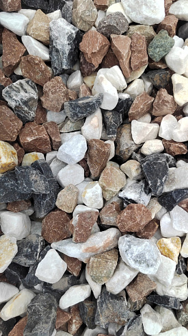 Kamenclub.ru: Мраморная крошка (щебень крошка микс : белый-черный-розовый) фр. 20-40 мм.  купить в Саратове мрамор белый, черный, розовый декоративная ландшафтная крошка 12000 руб/т   фото КАМЕНЬ КЛУБ