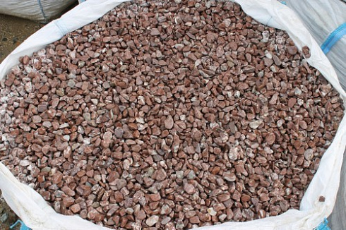 Kamenclub.ru: Мраморная крошка (щебень галтованный розовый) фр.10-20 мм.  купить в Саратове мрамор розовый, красный ландшафтный декоративный окатанный округлый щебень 15000 руб/т   фото КАМЕНЬ КЛУБ