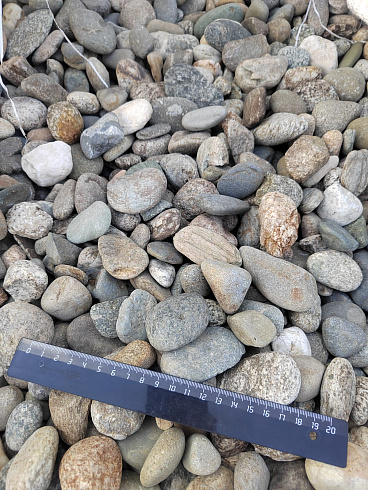 Kamenclub.ru: Галька речная окат (пестрая) фр. 20-40 мм. купить  в Саратове галька речная пестрая, серая, серые оттенки галька речная окатанная округлая 5000 руб/т   фото КАМЕНЬ КЛУБ