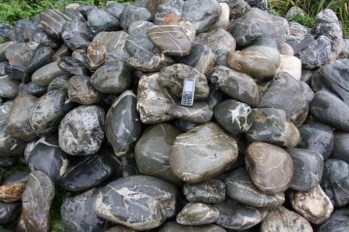 Kamenclub.ru: Валунчик Паутинник фр.100-300 мм  купить в Саратове крупный природный камень галечник темно-серый с прожилками белый черный речной валунчик 5000 руб/т   фото КАМЕНЬ КЛУБ