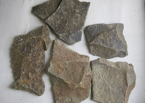 Kamenclub.ru: Песчаник пластушка "фонтанка" серо-зеленая (3,0-5,0 см)  купить в Саратове песчаник серо-зеленая колотые плитки облицовочные пластушки 11400 руб/м3   фото КАМЕНЬ КЛУБ