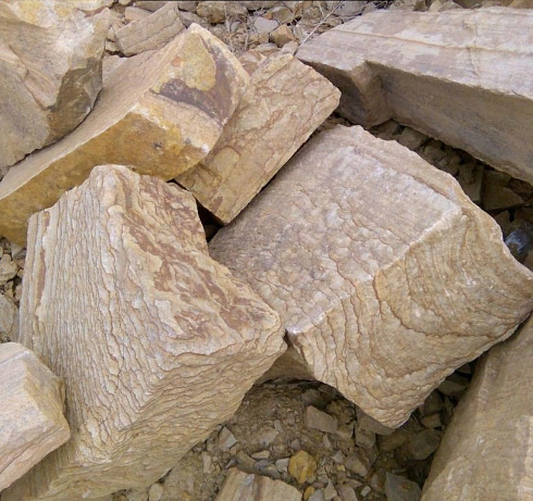 Kamenclub.ru: Песчаник пластушка желтый с рисунком (7-15 см)  купить в Саратове плитняк - пластушка - бут желтый песчаник 10200 руб/м3   фото КАМЕНЬ КЛУБ