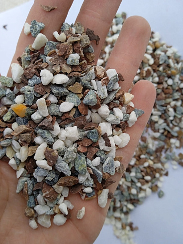 Kamenclub.ru: Мраморная крошка (щебень галтованный микс:белый-черный-розовый-медовый) фр.5-10 мм.  купить в Саратове мрамор белый, медовый, черный, розовый мраморный галтованный щебень декоративный ландшафтный 15500 руб/т   фото КАМЕНЬ КЛУБ