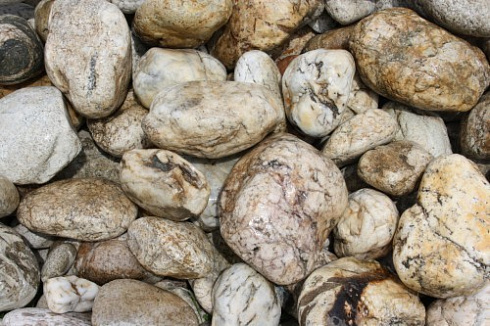 Kamenclub.ru: Кварцевый валунчик фр.100-300 мм.  купить в Саратове кварц белый, бежевый молочный рыжий крупный природный камень галечник 7850 руб/т   фото КАМЕНЬ КЛУБ