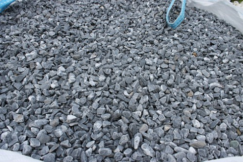 Kamenclub.ru: Щебень галтованный черный (мрамор) фр.10-20 мм.  купить в Саратове мрамор черный с белыми прожилками, черный, белый окатанный округлый ландшафтный декоративный щебень 15000 руб/т   фото КАМЕНЬ КЛУБ