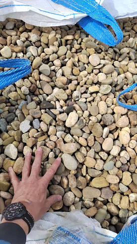 Kamenclub.ru: Галька речная окат рыжая фр. 20-40 мм. купить  в Саратове галька речная окатанная рыжая желтая серая округлая речная галька 5000 руб/т   фото КАМЕНЬ КЛУБ