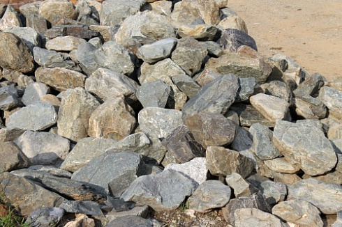 Kamenclub.ru: Гранит скальник (серо-зеленый) фр. 100-500 мм.  купить в Саратове гранит зеленый, серый, салатовый крупный ландшафтный валун 6 000 руб/т   фото КАМЕНЬ КЛУБ