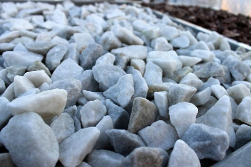 Kamenclub.ru: Мраморная крошка, щебень, цвет-белый,  фр. 20-40 мм.  купить в Саратове мрамор белый молочный слоновая кость айвори  мраморная крошка ландшафтная 12000 руб/т   фото КАМЕНЬ КЛУБ