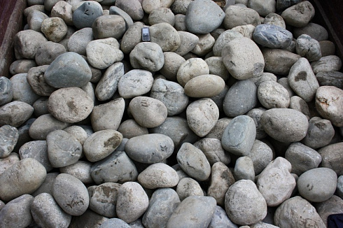 Kamenclub.ru: Темно-серый валунчик фр.100-300 мм.  купить в Саратове крупный природный камень серый, темно-серый, светло-серый речная галька большого размера окатанная 4500 руб/т   фото КАМЕНЬ КЛУБ