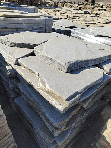 Kamenclub.ru: Песчаник пластушка галтованная светло-серая (3,0 см)  купить в Саратове песчаник светло-серый, серый ландшафтный камень рваный колотый 21000 руб/м3   фото КАМЕНЬ КЛУБ