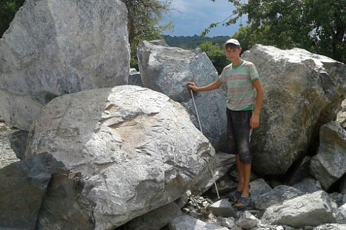 Kamenclub.ru: Змеевик скальник фр. 500-1500 мм.  купить в Саратове змеевик зеленый серый черный глыба скальная колотая 7500 руб/т   фото КАМЕНЬ КЛУБ