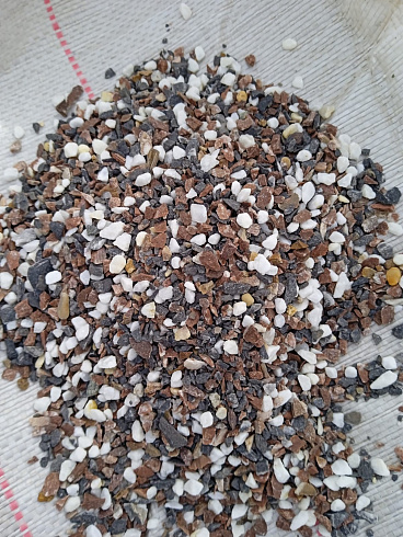 Kamenclub.ru: Мраморная крошка (щебень крошка микс : белый-черный-розовый) фр. 5-10 мм.  купить в Саратове мрамор белый, черный, розовый, разноцветный микс декоративная мраморная каменная крошка 12000 руб/т   фото КАМЕНЬ КЛУБ