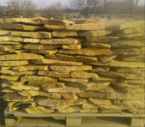 Kamenclub.ru: Песчаник пластушка "фонтанка" желтая (3,0 - 5,0 см)  купить в Саратове песчаник желтая, рыжий, желтый песчаник колотый рваный со сколом облицовочный 16200 руб/м3   фото КАМЕНЬ КЛУБ