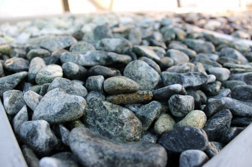 Kamenclub.ru: Щебень галтованный зеленый (змеевик) фр. 20-40 мм.  купить в Саратове мрамор зеленый, салатовый оголтованный щебень мраморный 12500 руб/т   фото КАМЕНЬ КЛУБ