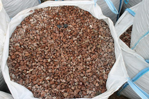 Kamenclub.ru: Мраморная крошка (щебень крошка розовый) фр. 10-20 мм.  купить в Саратове мрамор розовый, красный каменная декоративная крошка ландшафтная 11000 руб/т   фото КАМЕНЬ КЛУБ