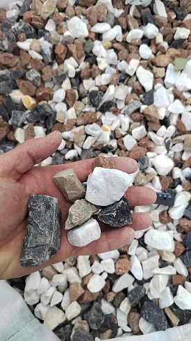 Kamenclub.ru: Мраморная крошка (щебень крошка микс : белый-черный-розовый) фр. 20-40 мм.  купить в Саратове мрамор белый, черный, розовый декоративная ландшафтная крошка 12000 руб/т   фото КАМЕНЬ КЛУБ