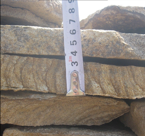 Kamenclub.ru: Песчаник пластушка желтый с рисунком (3 см)  купить в Саратове песчаник желтый с рисунком, рыжий, желтый песчаник пластушка ландшафтная рваная 8 500 руб/м3   фото КАМЕНЬ КЛУБ