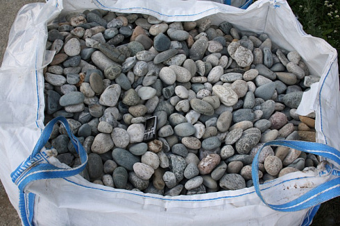 Kamenclub.ru: Галька речная окат (серая) фр.40-60 мм купить  в Саратове галька речная серый бежевый рыжий коричневый округлый речной камень 5000 руб/т   фото КАМЕНЬ КЛУБ