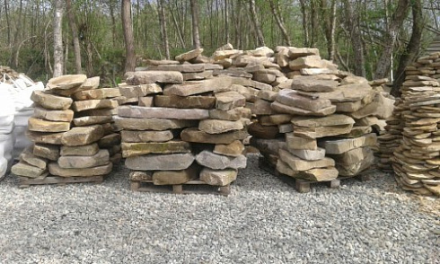 Kamenclub.ru: Песчаник плиты - плахи - пошаговые дорожки (фр. 70-150 мм)  купить в Саратове песчаник серый бежевый желтый зеленый колотый песчаник строительный 6500 руб/т   фото КАМЕНЬ КЛУБ