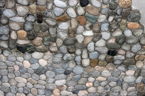 Kamenclub.ru: Галька речная плоская (ассорти) фр. 70-150 мм. купить  в Саратове галька галечник серый белый темно-серый синий светло-серый плоская природная галька  9000 руб/т   фото КАМЕНЬ КЛУБ