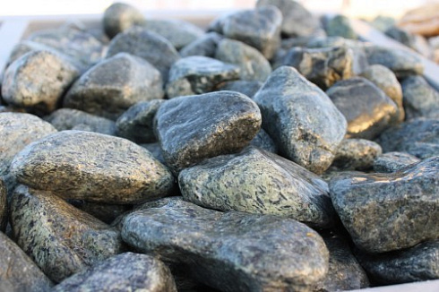 Kamenclub.ru: Щебень галтованный зеленый (змеевик) фр. 50-100 мм.  купить в Саратове галтовка мраморная зеленый, салатовый мрамор 12 500 руб/т   фото КАМЕНЬ КЛУБ