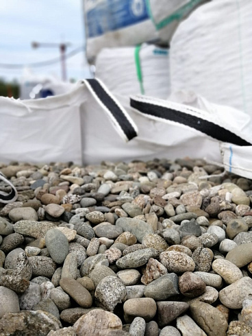 Kamenclub.ru: Галька речная окат (пестрая) фр. 20-40 мм. купить  в Саратове галька речная пестрая, серая, серые оттенки галька речная окатанная округлая 5000 руб/т   фото КАМЕНЬ КЛУБ