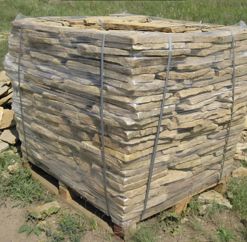 Kamenclub.ru: Песчаник пластушка желтый с рисунком (3 см)  купить в Саратове песчаник желтый с рисунком, рыжий, желтый песчаник пластушка ландшафтная рваная 8 500 руб/м3   фото КАМЕНЬ КЛУБ