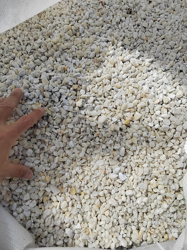 Kamenclub.ru: Мраморная крошка, щебень, цвет-белый, фр. 5-10 мм.  купить в Саратове мрамор белый, айвори, молочный мраморная каменная крошка ландшафтная 12000 руб/т   фото КАМЕНЬ КЛУБ