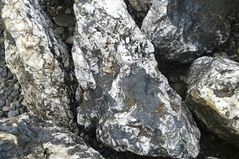 Kamenclub.ru: Черный гранит - кварцит фр. 100-500 мм.  купить в Саратове мрамор гранит черный с белыми прожилками, серый, белый валун скальный колотый 7000 руб/т   фото КАМЕНЬ КЛУБ