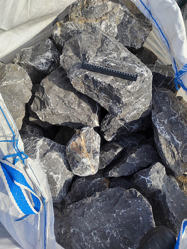 Kamenclub.ru: Черный мрамор скальник фр. 100-500 мм.  купить в Саратове мрамор черный белый серый крупный колотый валун ландшафтный 8500 руб/т   фото КАМЕНЬ КЛУБ