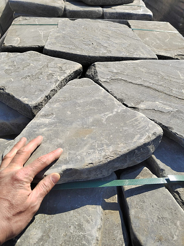 Kamenclub.ru: Песчаник пластушка светло-серый (4,0 - 6,0 см)  купить в Саратове плитняк - пластушка светло-серый песчаник 12600 руб/м3   фото КАМЕНЬ КЛУБ