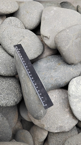 Kamenclub.ru: Галька речная плоская (темно-серая) фр. 70-150 мм. купить  в Саратове галечник природный темно-серый серый синий речная плоская природная окатанная  9000 руб/т   фото КАМЕНЬ КЛУБ