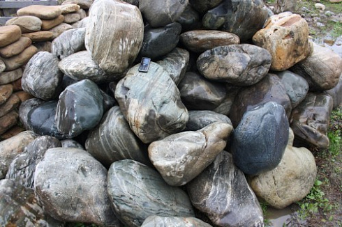 Kamenclub.ru: Речной валун Кабанчик фр.300-500 мм.  купить в Саратове крупный природный камень галька серый, темно-серый речной валун галечник масштабный 7000 руб/т   фото КАМЕНЬ КЛУБ