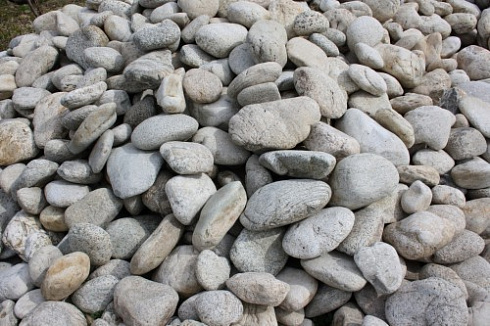 Kamenclub.ru: Бело-серый валунчик фр.100-300 мм.  купить в Саратове крупный камень для ландшафта серый, белый бело-серый валун крупная галька 4500 руб/т   фото КАМЕНЬ КЛУБ