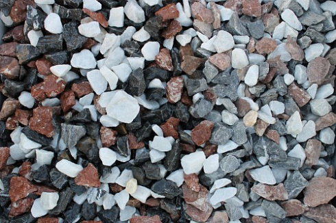 Kamenclub.ru: Мраморная крошка (щебень крошка микс : белый-черный-розовый) фр. 20-40 мм.  купить в Саратове мрамор белый, черный, розовый декоративная ландшафтная крошка 12000 руб/т   фото КАМЕНЬ КЛУБ