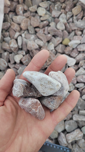 Kamenclub.ru: Мраморная крошка (щебень галтованный розовый) фр.20-40 мм.  купить в Саратове мрамор розовый, красный оголтованный округлый щебень  15000 руб/т   фото КАМЕНЬ КЛУБ