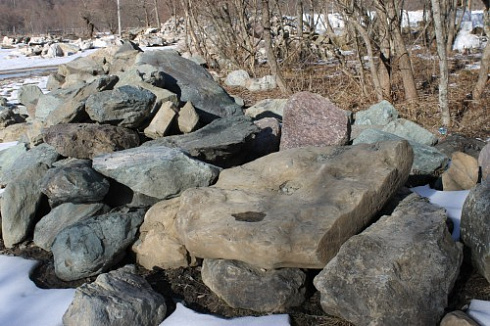 Kamenclub.ru: Гранит скальник (серо-зеленый) фр. 500-1500 мм.  купить в Саратове гранит мрамор  серый зеленый темно-серый глыба скальная колотая ландшафтная 7 500 руб/т   фото КАМЕНЬ КЛУБ