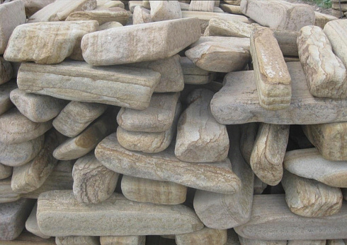 Kamenclub.ru: Песчаник пластушка галтованный желтый с рисунком (3 см)  купить в Саратове плитняк - пластушка желтый песчаник 21000 руб/м3   фото КАМЕНЬ КЛУБ