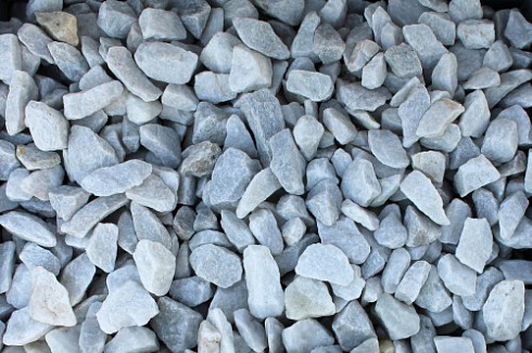 Kamenclub.ru: Мраморная крошка, щебень, цвет-белый,  фр. 20-40 мм.  купить в Саратове мрамор белый молочный слоновая кость айвори  мраморная крошка ландшафтная 12000 руб/т   фото КАМЕНЬ КЛУБ