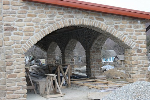 Kamenclub.ru: Песчаник для строительства и кладки блочный (фр 100-200 мм)  купить в Саратове песчаник бежевый серый рыжий валун мелкий для строительства песчаник 6500 руб/т   фото КАМЕНЬ КЛУБ