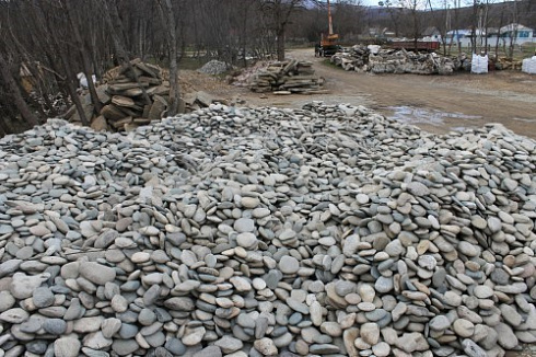 Kamenclub.ru: Галька речная плоская (ассорти) фр. 100-200-300 мм купить  в Саратове галька галечник природный серый, белый темно-серый синий рыжий светло-серый природная галька плоская крупная 8000 руб/т   фото КАМЕНЬ КЛУБ