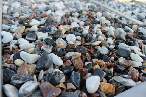 Kamenclub.ru: Мраморная крошка (щебень галтованный микс:белый-черный-розовый-медовый) фр.10-20 мм.  купить в Саратове мрамор белый, медовый, черный, розовый мраморный декоративный ландшафтный окатанный округлый галтованный щебень 15500 руб/т   фото КАМЕНЬ КЛУБ