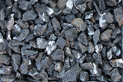 Kamenclub.ru: Щебень крошка черный (мрамор) фр. 5-10 мм.  купить в Саратове мрамор черный с белыми прожилками, черный, белый мраморная крошка декоративная ландшафтная 11000 руб/т   фото КАМЕНЬ КЛУБ