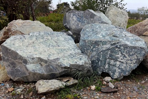 Kamenclub.ru: Змеевик скальник фр. 500-1500 мм.  купить в Саратове змеевик зеленый серый черный глыба скальная колотая 7500 руб/т   фото КАМЕНЬ КЛУБ