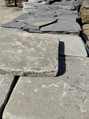 Kamenclub.ru: Песчаник пластушка светло-серый (2,0 см)  купить в Саратове плитняк- ластушка светло-серый, серый рваный ландшафтный плитняк колотый 13800 руб/м3   фото КАМЕНЬ КЛУБ