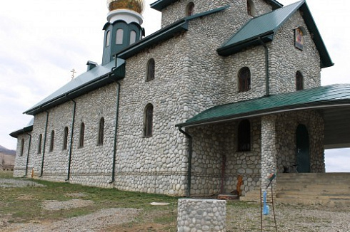 Kamenclub.ru: Галька речная плоская (бело-серая) фр. 100-200-300 мм. купить  в Саратове галька речная плоская серый, белый, бело-серый, серо-белый речная галька плоская  9000 руб/т   фото КАМЕНЬ КЛУБ