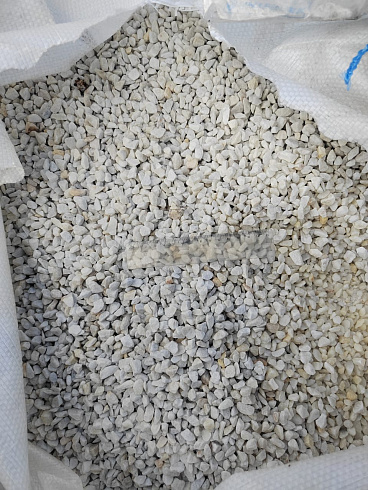 Kamenclub.ru: Мраморная крошка, щебень, цвет-белый, фр. 5-10 мм.  купить в Саратове мрамор белый, айвори, молочный мраморная каменная крошка ландшафтная 12000 руб/т   фото КАМЕНЬ КЛУБ