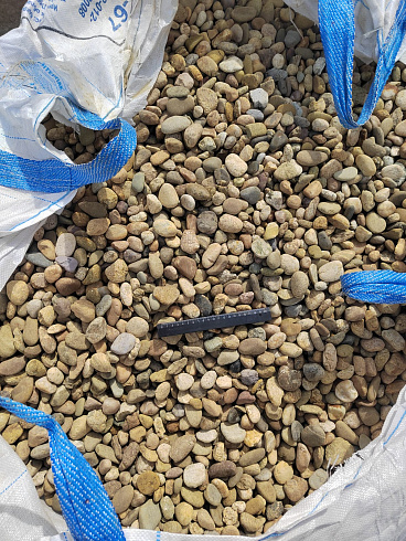 Kamenclub.ru: Галька речная окат рыжая фр. 20-40 мм. купить  в Саратове галька речная окатанная рыжая желтая серая округлая речная галька 5000 руб/т   фото КАМЕНЬ КЛУБ