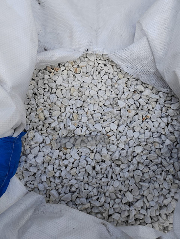 Kamenclub.ru: Мраморная крошка, щебень, цвет-белый, фр. 10-20 мм.  купить в Саратове мрамор белый, молочный айвори каменная ландшафтная декоративная крошка шебня 12000 руб/т   фото КАМЕНЬ КЛУБ